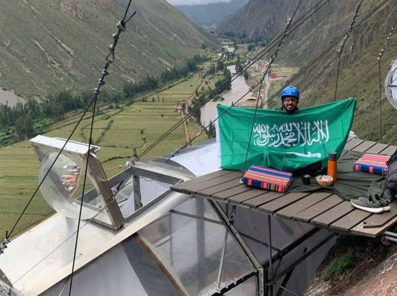 الفالح رافعاً عَلم بلاده