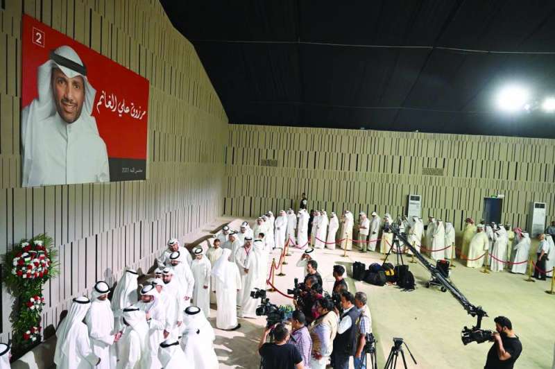 
طابور طويل من المهنئين
