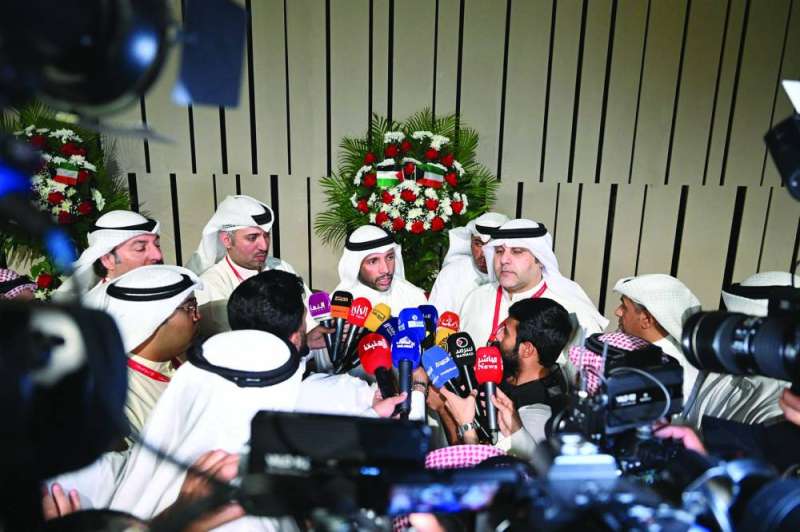 
الغانم يتحدّث لوسائل الإعلام (تصوير أسعد عبدالله)