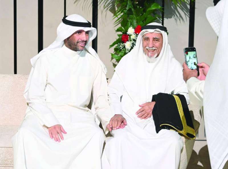 
الغانم مرحباً بأحد المهنئين