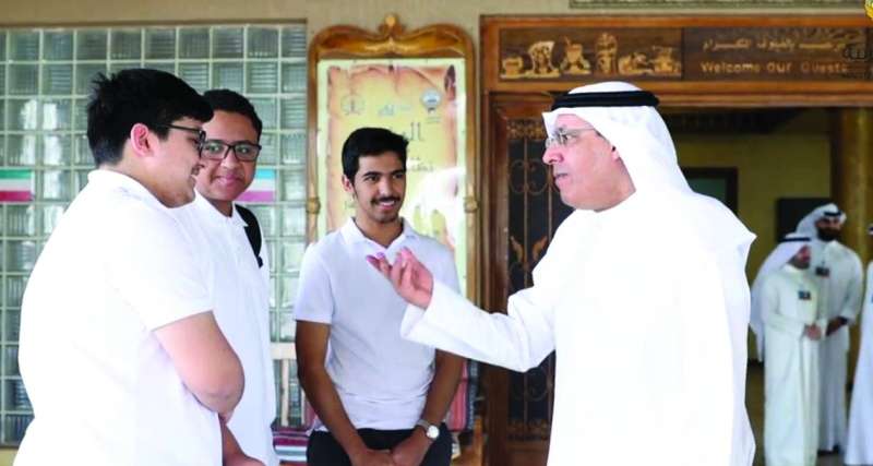 
الوزير في حديث مع طلاب بعد الاختبار
