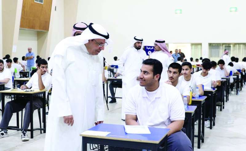 
العدواني يتفقد إحدى اللجان
