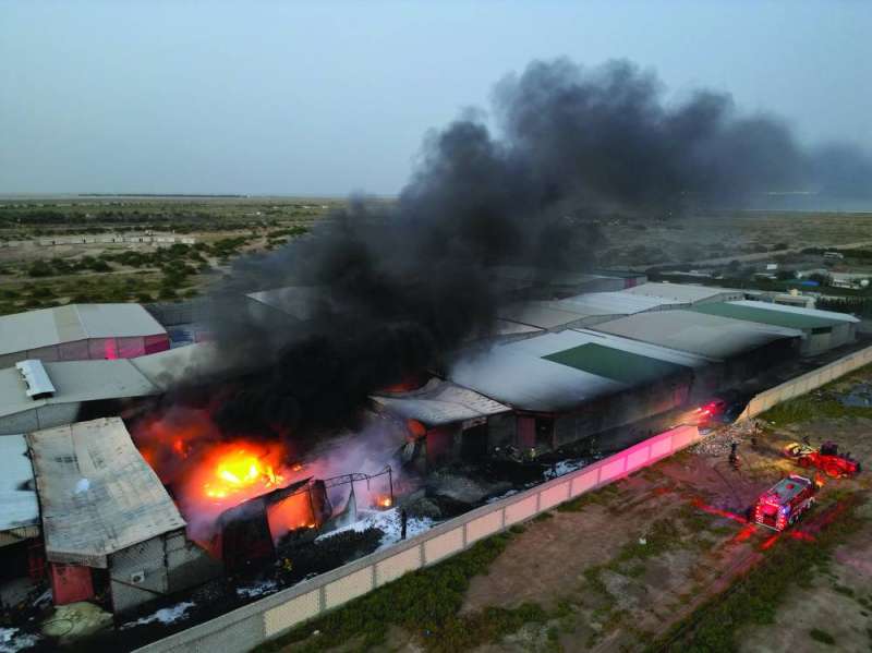 النار مستعرة في المستودع 	(تصوير أسعد عبدالله) 