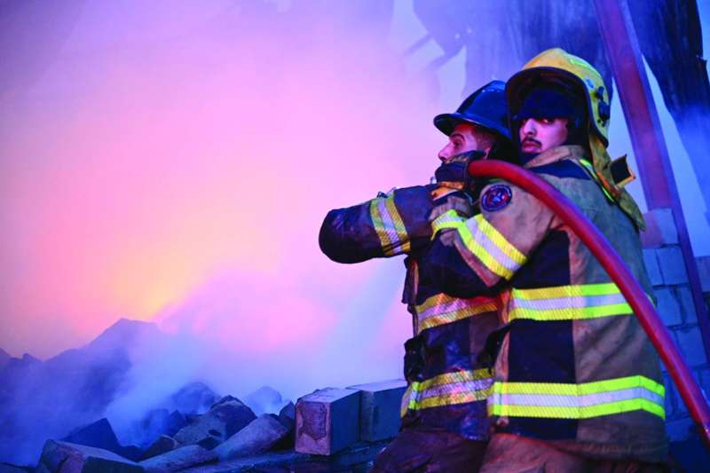 إطفائيان يكافحان الحريق