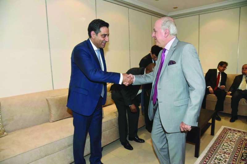 عرفة مستقبلاً السفير اليوناني