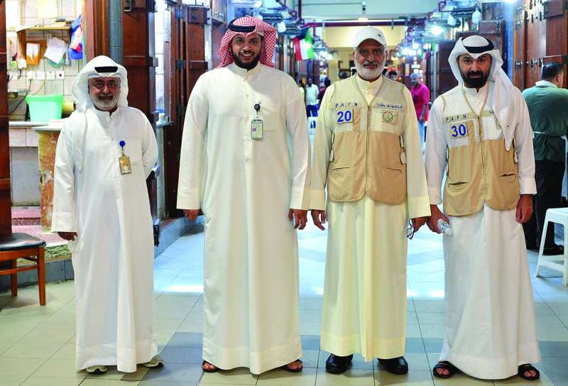 
الصديقي مع أعضاء فريق التفتيش	(تصوير سعود سالم)