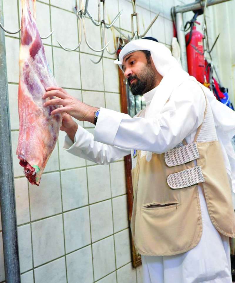 فحص اللحوم والتأكد من وجود الختم عليها