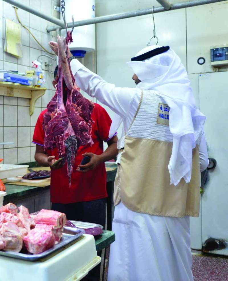 
مفتش في محل لبيع اللحوم
