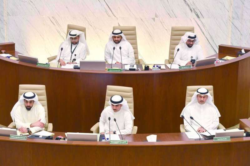 
عبدالله المحري وسعود الدبوس خلال الجلسة
