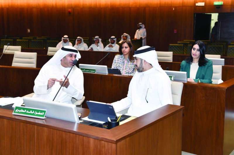 خالد المطيري وسعود الكندري في حديث قبل الجلسة