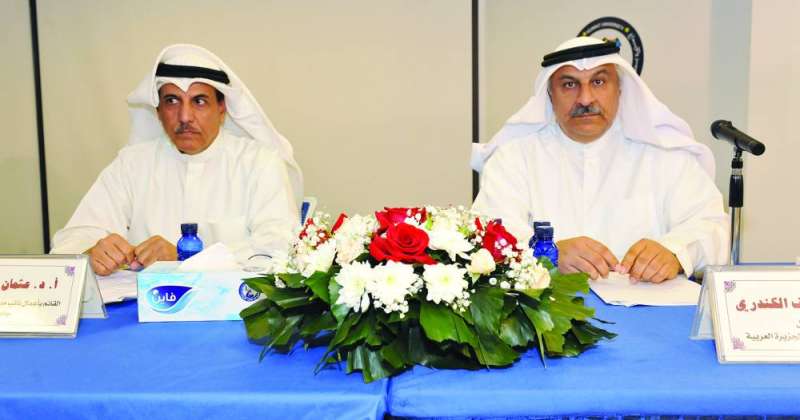 
عثمان الخضر ويعقوب الكندري خلال حفل افتتاح الملتقى 	(تصويرسعود سالم)
