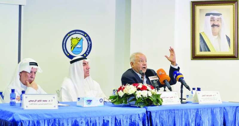 
الرميحي والأنصاري والنجار في الجلسة الأولى من الملتقى
