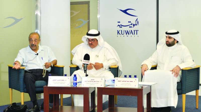 
الفيلي والرضوان والفهد خلال الجلسة الثانية من الملتقى
