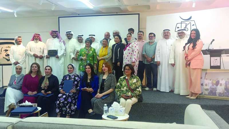 لقطة جماعية للقيمين على المهرجان والمكرّمين 