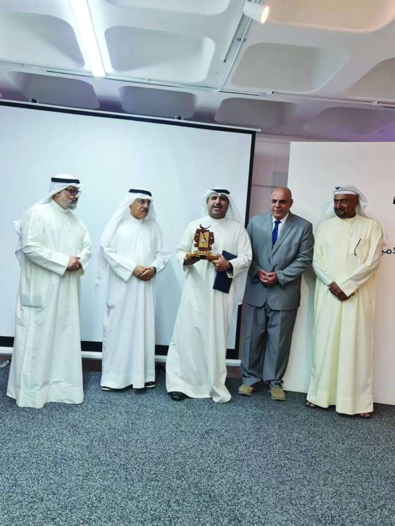 علي البلوشي متسلّماً جائزته 