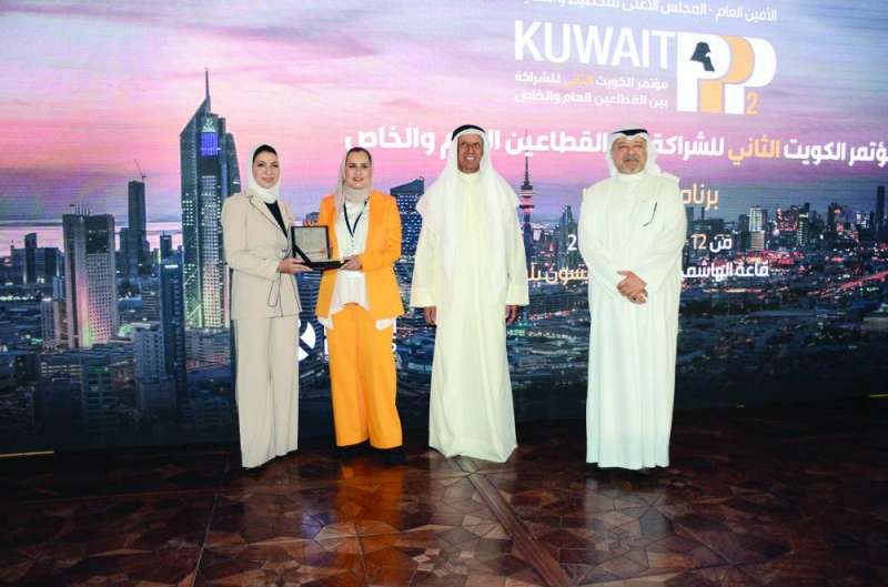 
تكريم مديرة هيئة الشراكة بين القطاعين العام والخاص أسماء الموسى