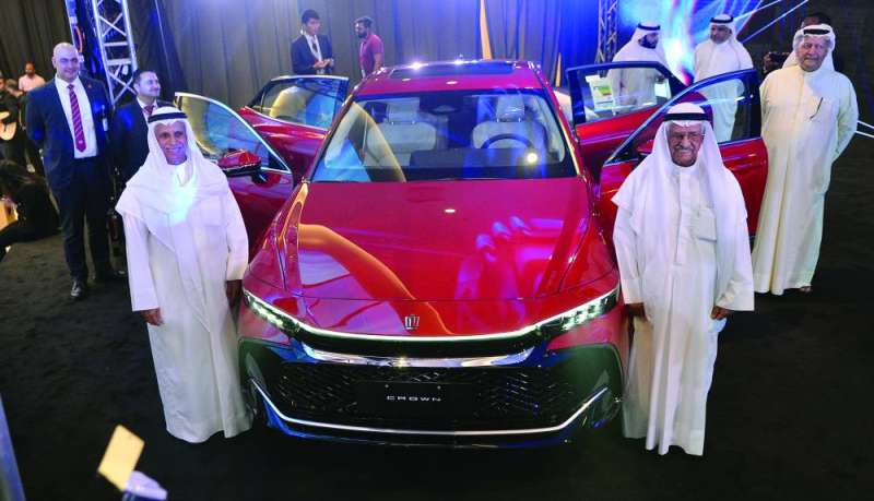 
فيصل بدر الساير ومبارك ناصر الساير خلال إطلاق السيارة الجديدة	(تصوير سعود سالم)