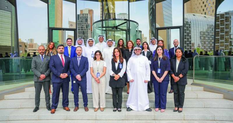 
الرئيس التنفيذي للخدمات الشخصية والرقمية للمجموعة محمد العثمان يتوسط فريق عمل المكتب الرقمي
