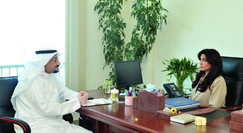 
القبندي تتحدث للزميل ناصر الفرحان 	(تصوير سعود سالم)
