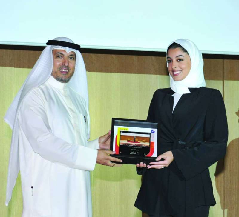 
مدير الجامعة مكرماً إحدى المشاركات