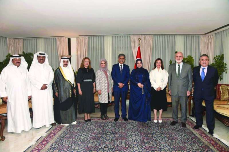 
السفيرة سونمز متوسطة عدداً من ضيوف الديوانية