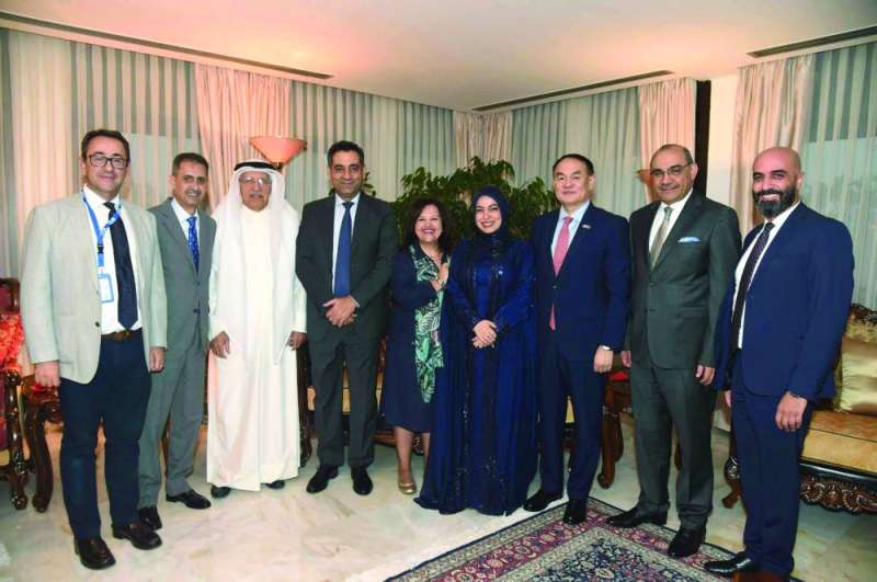 ...ومع عدد من مرتادي الديوانية