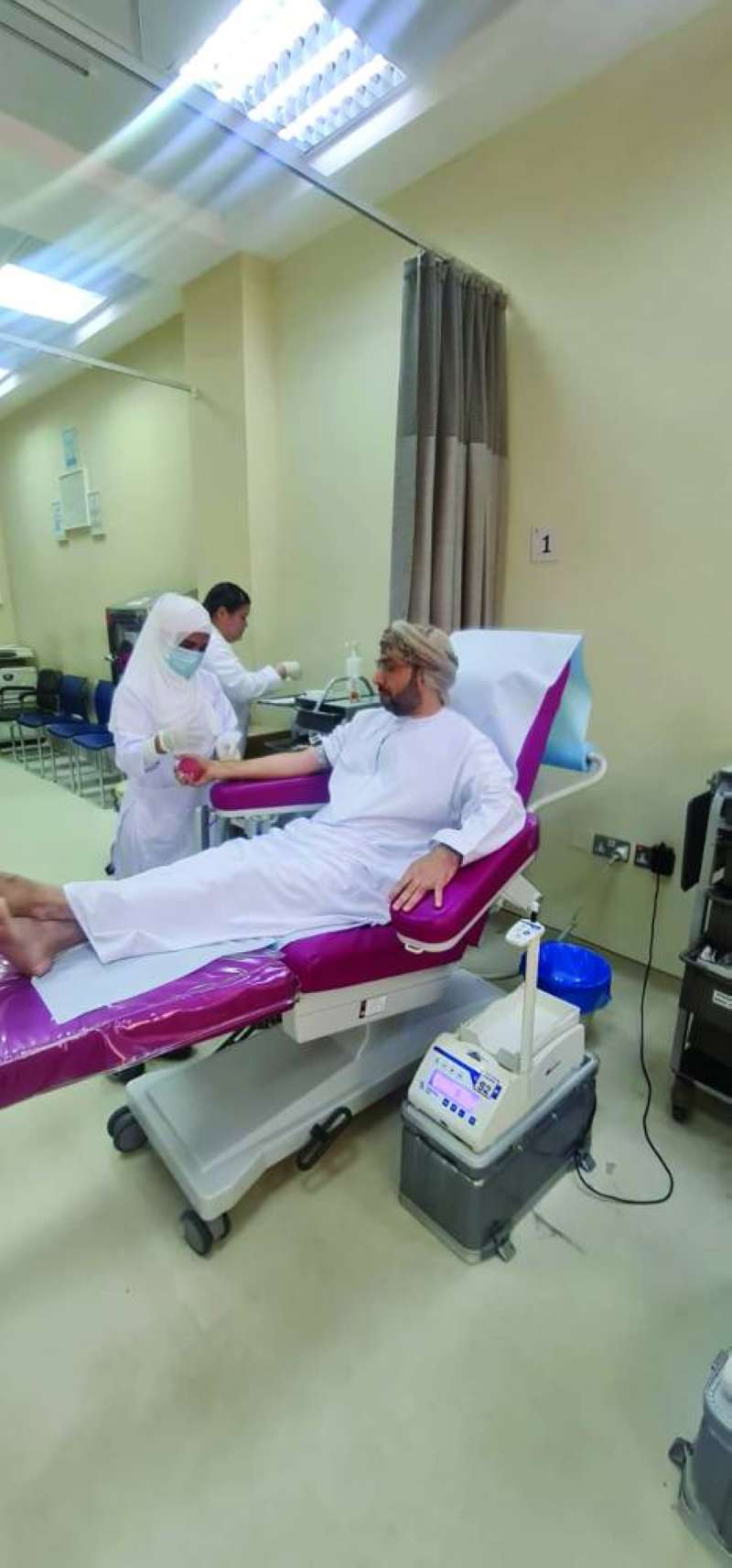 سفير عمان مشاركاً بحملة التبرع بالدم