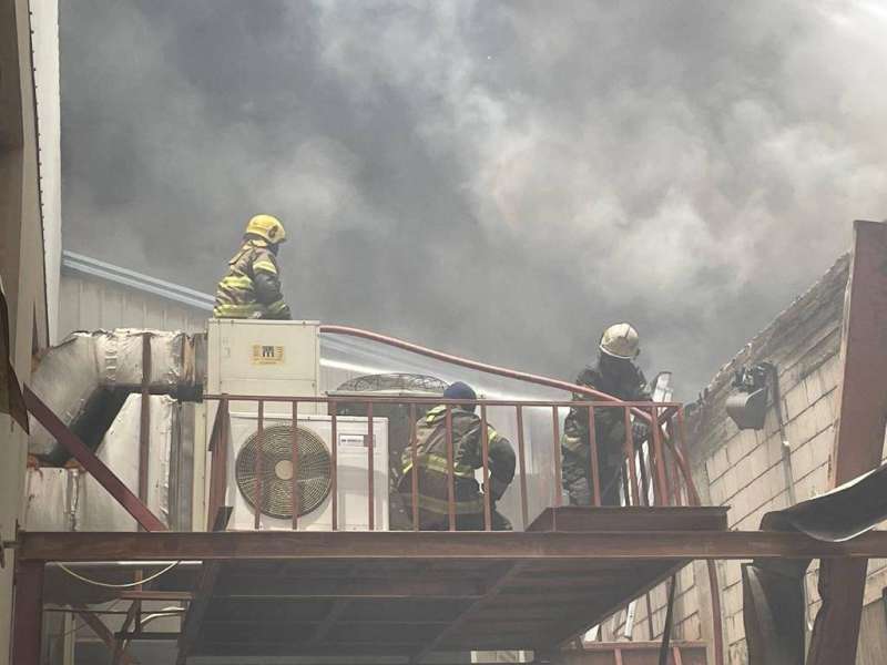 رجال الإطفاء خلال إخماد النيران