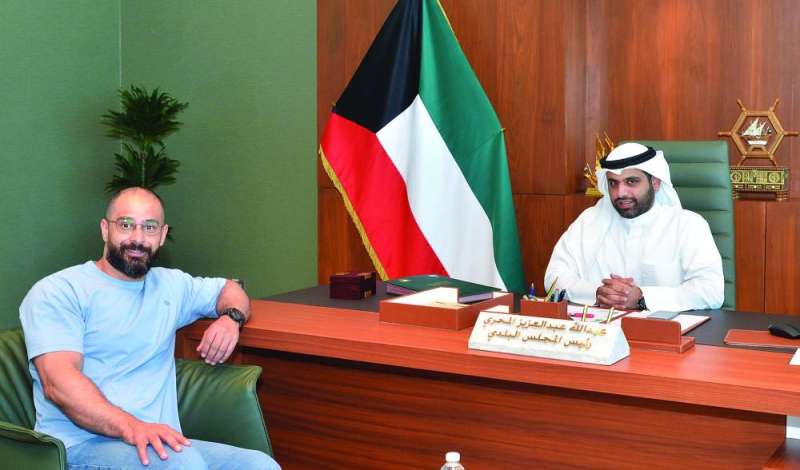 
المحري لدى لقائه مع الزميل محمد أنور	 (تصوير سعود سالم)
