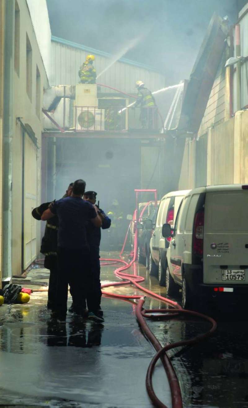 إطفائيون داخل المستودع المحترق