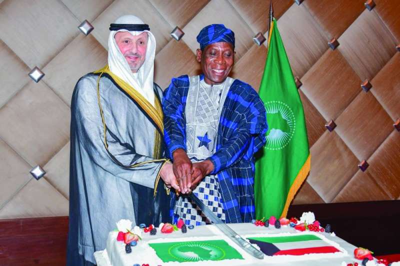 سالم الصباح مشاركاً أورو قطع قالب الحلوى في الاحتفال 