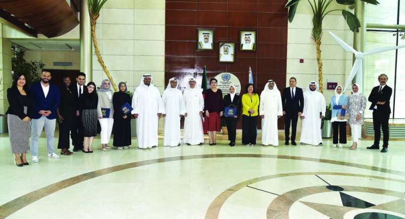 
لقطة جماعية للمكرمين مع مسؤولي المسابقة ورعاتها
