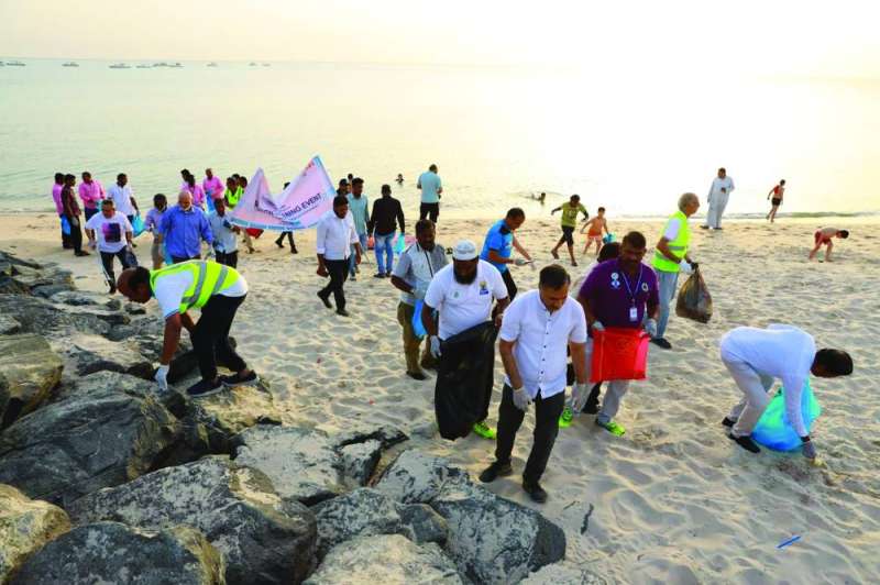 
السفير الهندي مشاركاً أبناء جاليته في تنظيف شاطئ بنيد القار