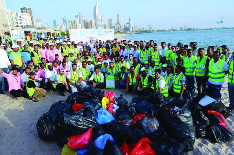 المشاركون في الحملة وأمامهم كمية النفايات التي جمعوها
