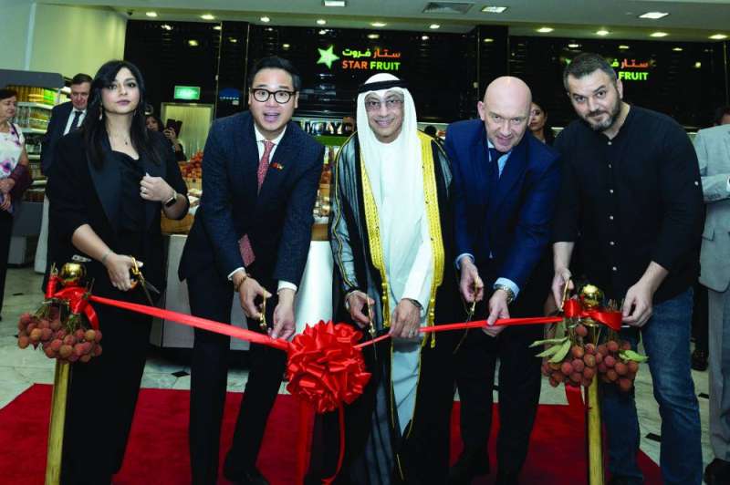 
الدخيل والسفير الفيتنامي يقصان شريط تدشين الأسبوع
