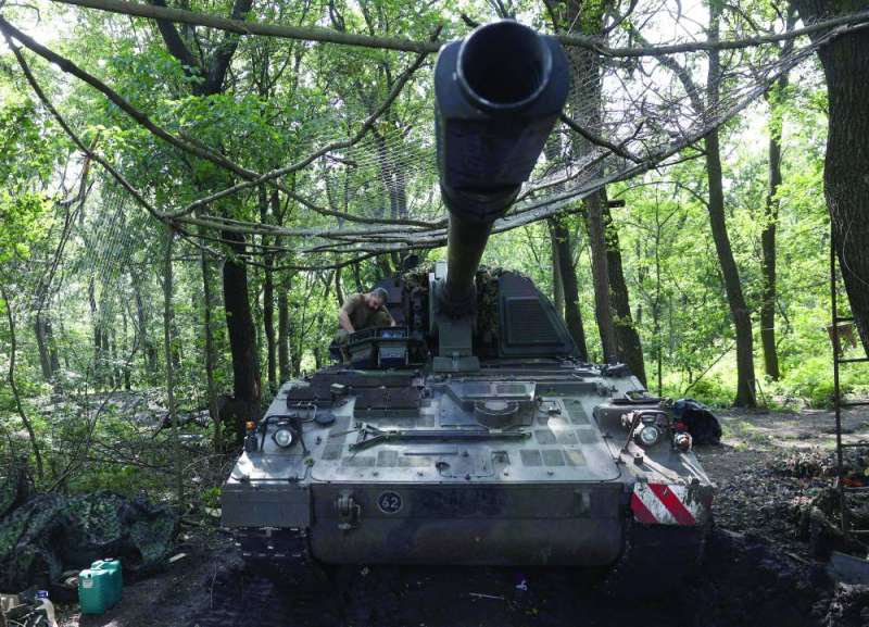 
جندي أوكراني يعمل على مدفع «هاوتزر» باتجاه المواقع الروسية على خط المواجهة بالقرب من باخموت 	(أ ف ب)

