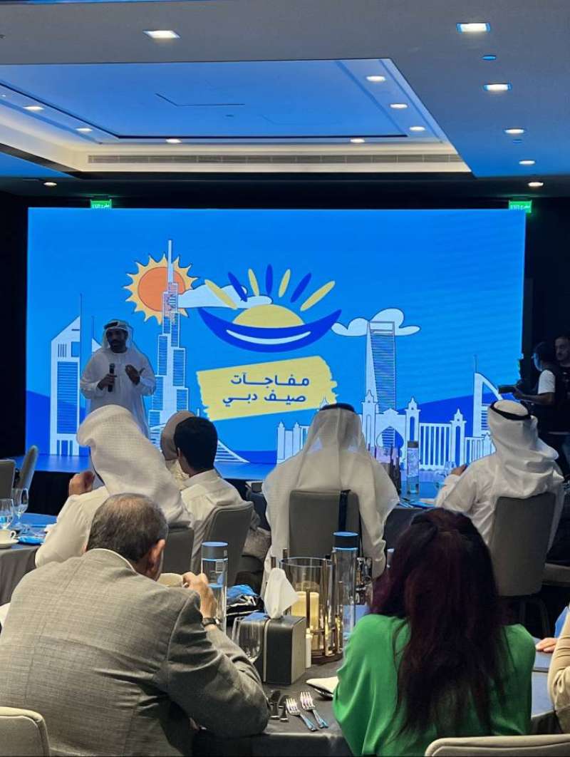 السفير النيادي متحدثاً في المؤتمر الصحافي 