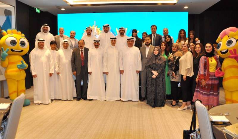 النيادي متوسطاً عدداً من الحضور عقب المؤتمر الصحافي