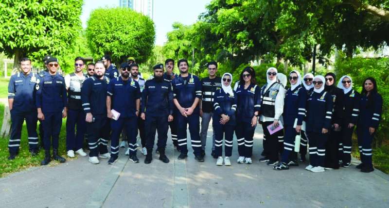 فريق التفتيش البيئي على شاطئ المارينا 	 (تصوير سعود سالم)