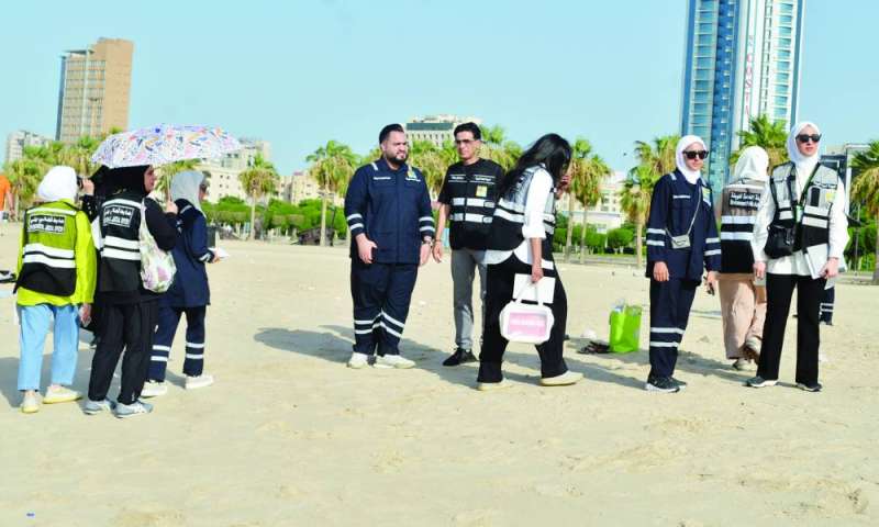 
 أعضاء من الفريق خلال تفتيش الشاطئ