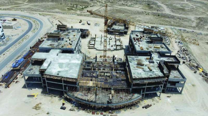 
أعمال البناء في المركز الخدمي