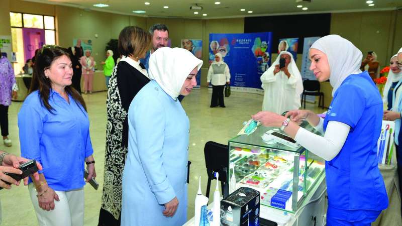 سونمز تطلع على معروضات شركة رزق قوي في المعرض