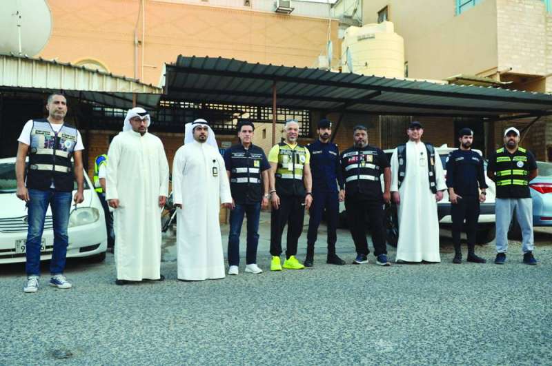 
إبراهيم السبعان متوسطاً فريق «لجنة العزاب» 	(تصوير سعود سالم)
