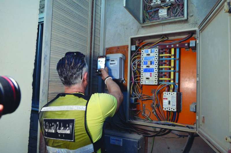 
رصد التعديات على الكهرباء
