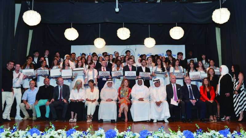 لقطة جماعية لخريجي المدرسة الفرنسية مع مسؤولي المدرسة وكبار الضيوف