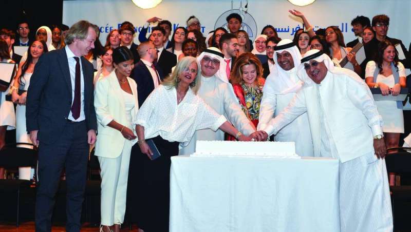 قطع كعكة الاحتفال بحضور الشيخ أحمد الناصر والسفيرة الفرنسية ومنى الخالد وفهد الراشد وعدد من الحضور