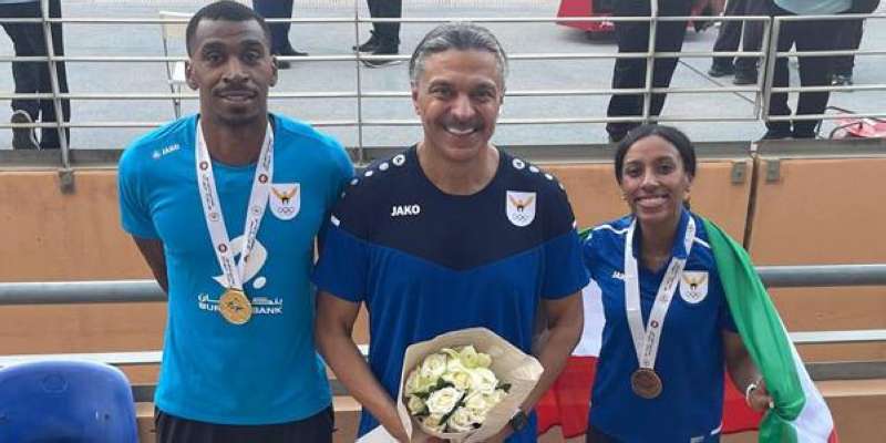 المدرب بدر عباس متوسطاً يعقوب اليوحة ومضاوي الشمري 