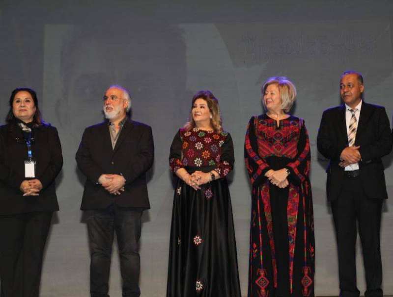 عبدالرسول يتوسط أعضاء لجنة التحكيم