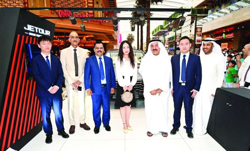 
نجم بودستور ويوهوان مع مسؤولي «بودستور» وجيتور»