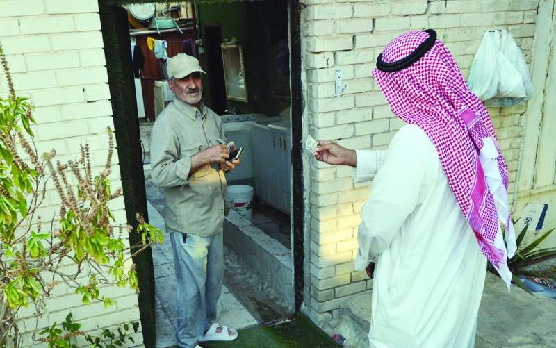 تدقيق على بيانات أحد العزاب في السكن